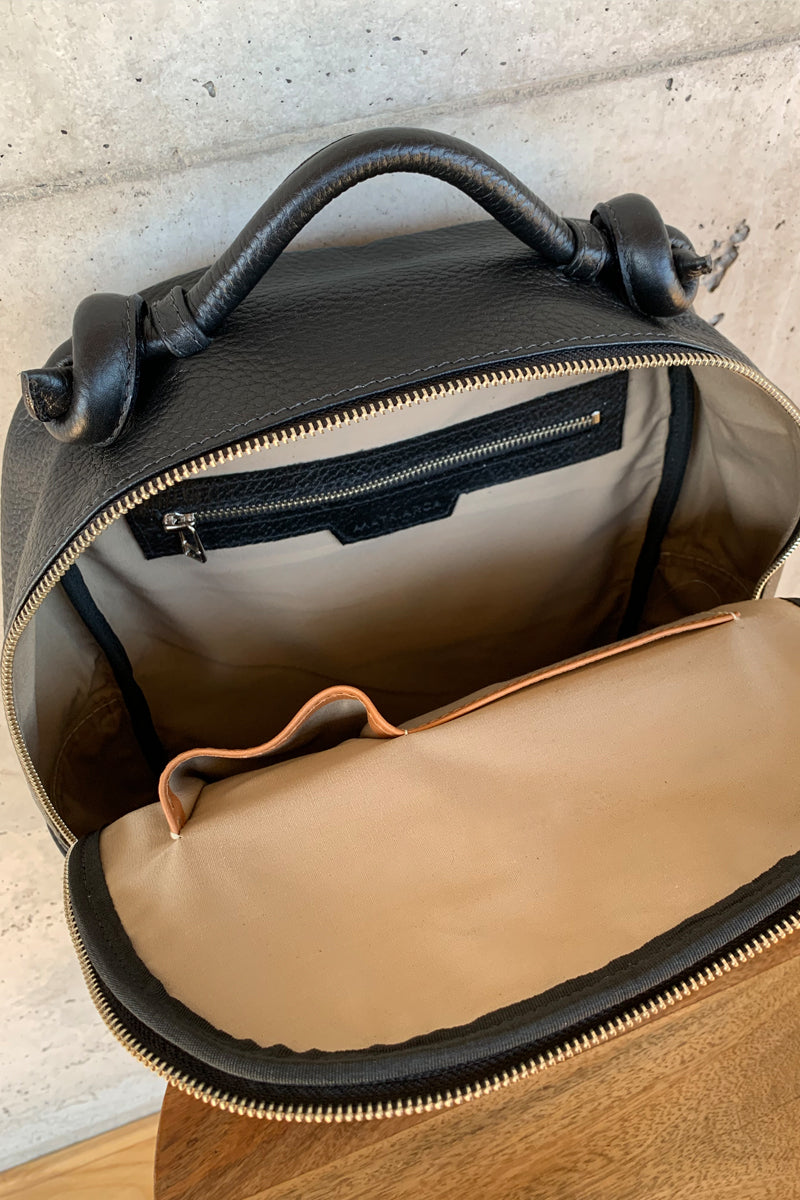 Mochila Olivia <br/> Negra con vivo Camel