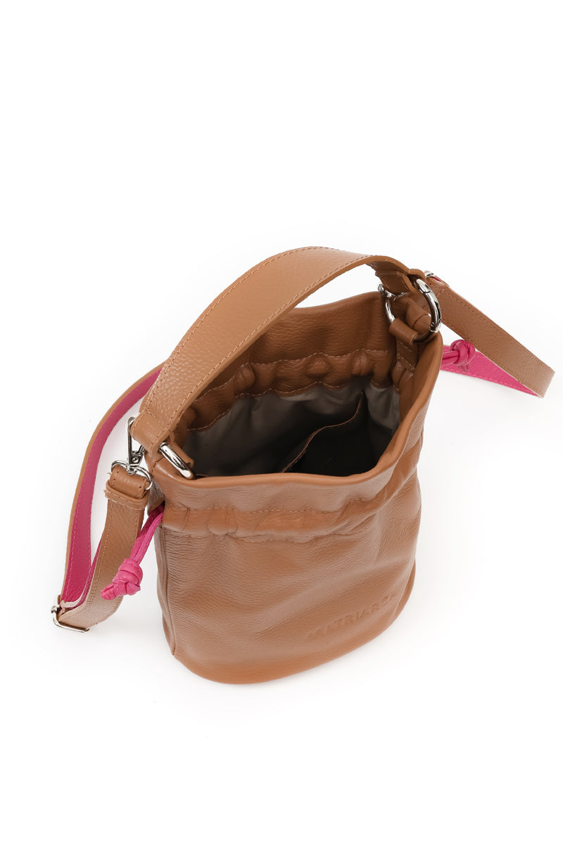 Cartera Aurora <br/> Camel con fucsia