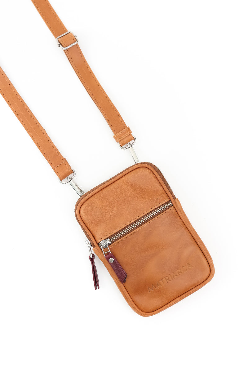 Porta celular Mae <br/> camel con burdeo