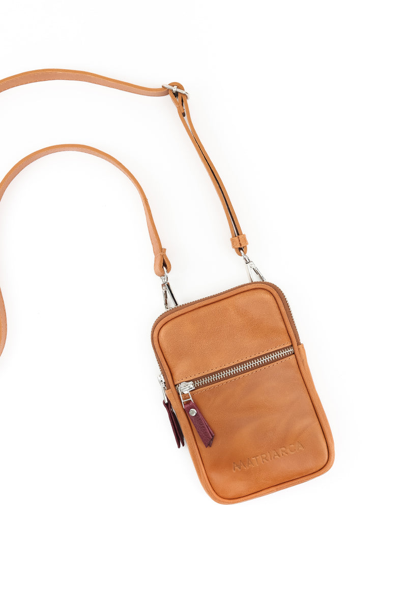 Porta celular Mae <br/> camel con burdeo