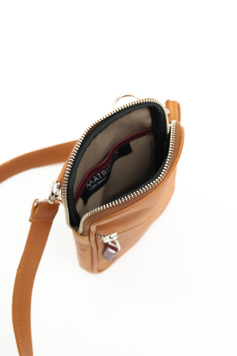 Porta celular Mae <br/> camel con burdeo