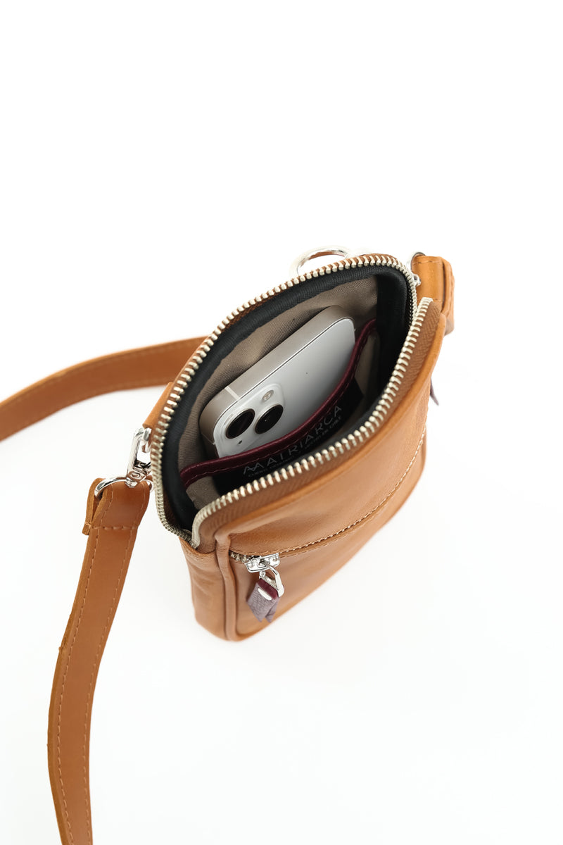 Porta celular Mae <br/> camel con burdeo
