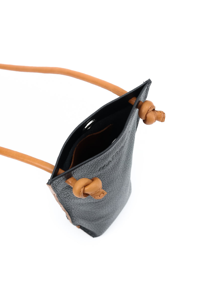 Porta celular Sofía <br/> negro con camel
