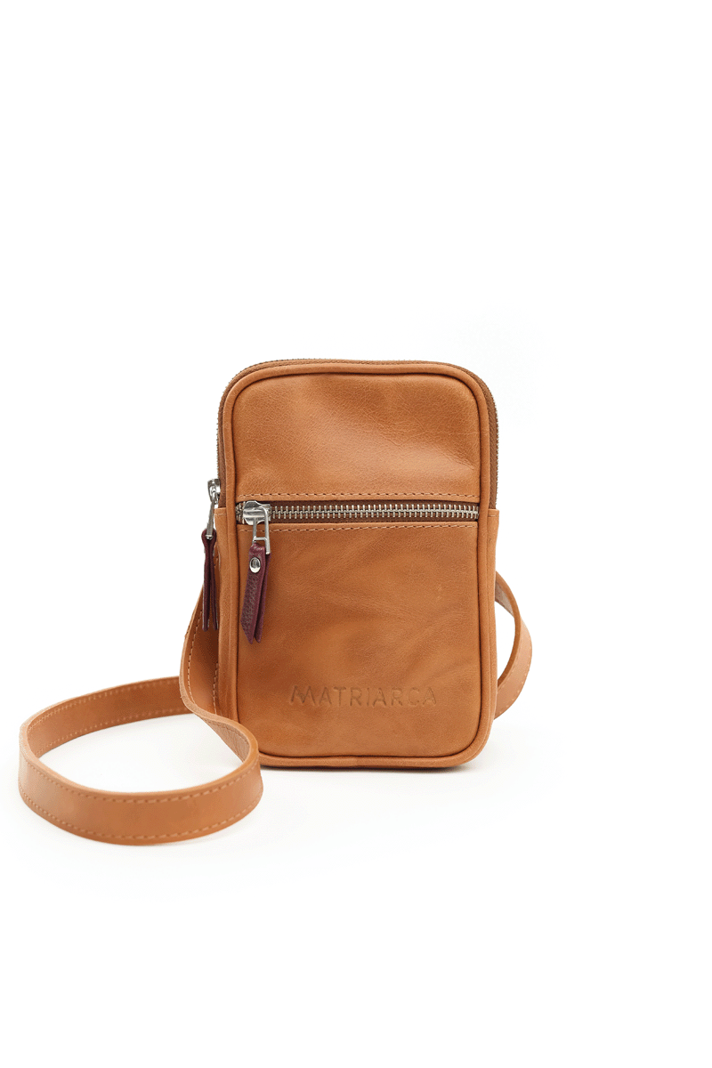 Porta celular Mae &lt;br/&gt; camel con burdeo