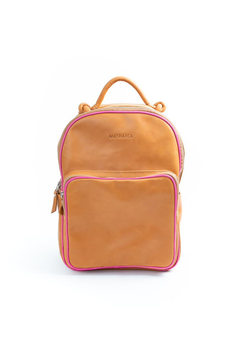 Mochila Olivia &lt;br/&gt; Camel con vivo fucsia