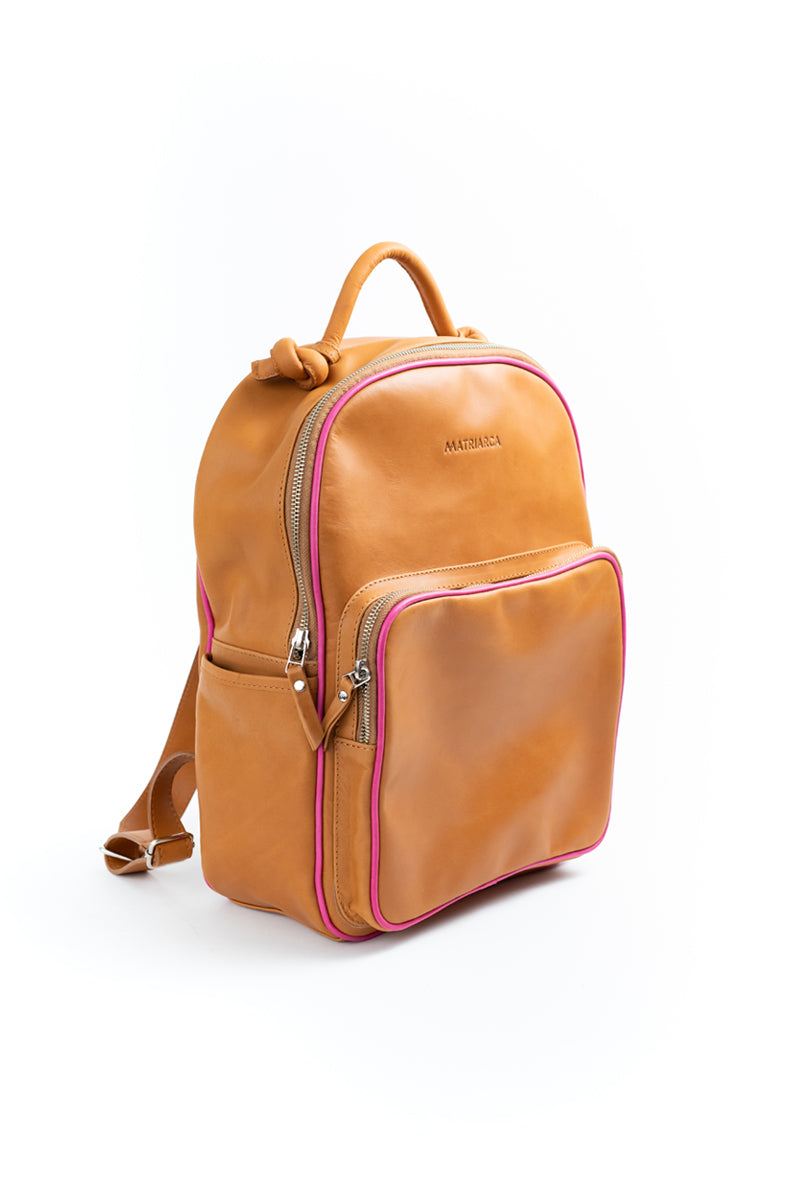 Mochila Olivia <br/> Camel con vivo fucsia