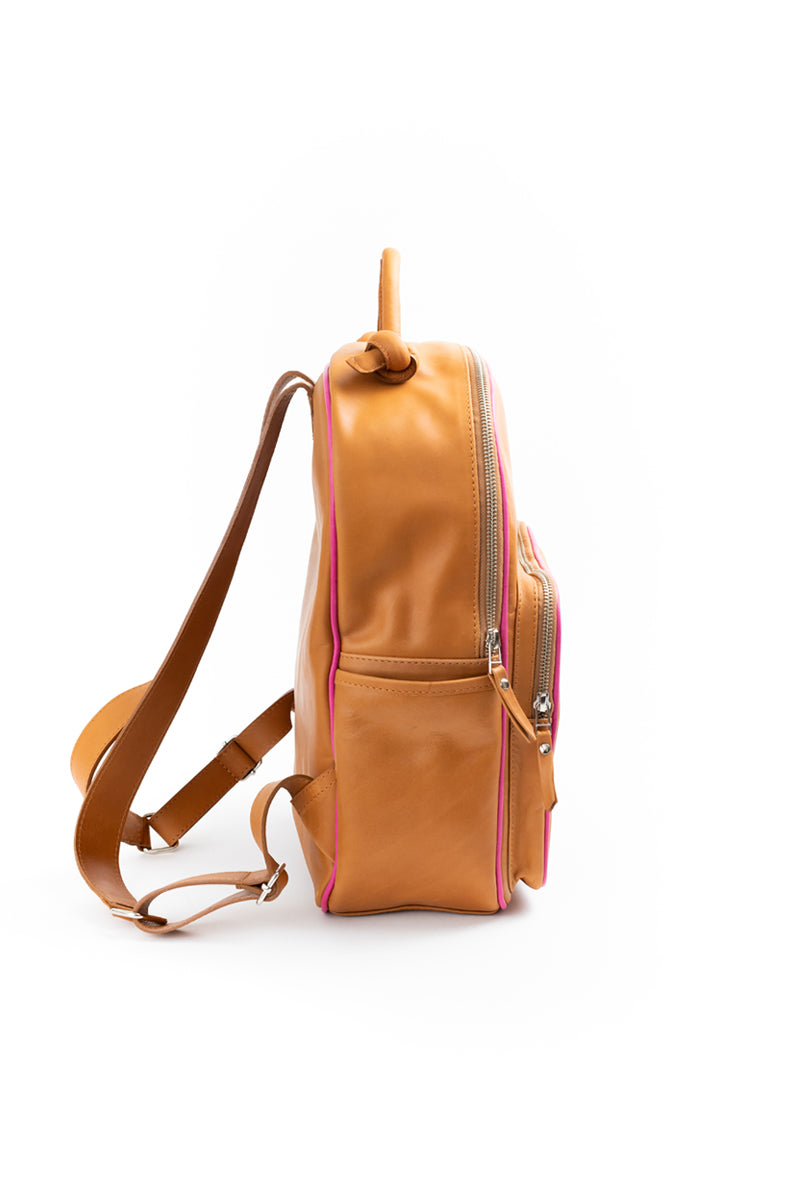 Mochila Olivia <br/> Camel con vivo fucsia