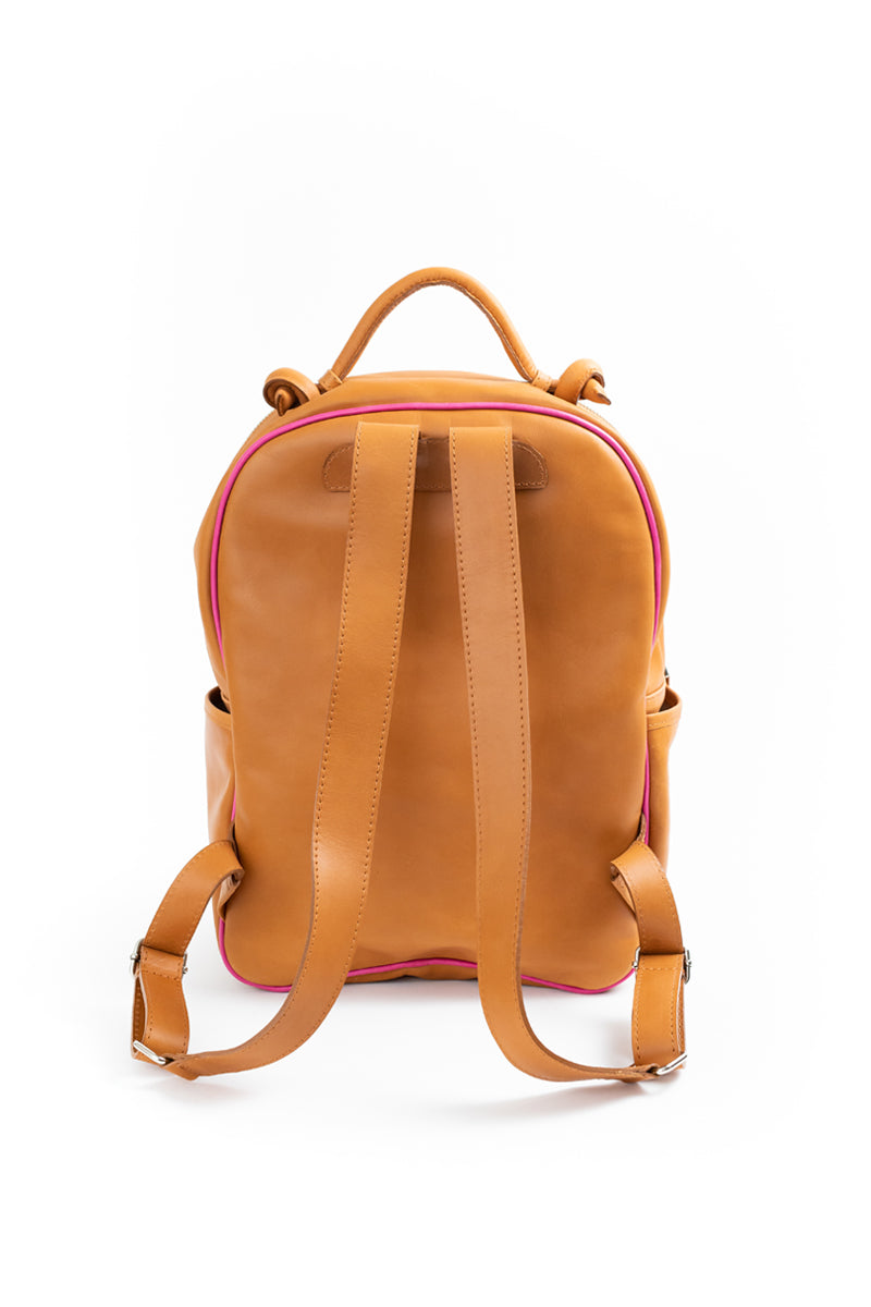 Mochila Olivia <br/> Camel con vivo fucsia