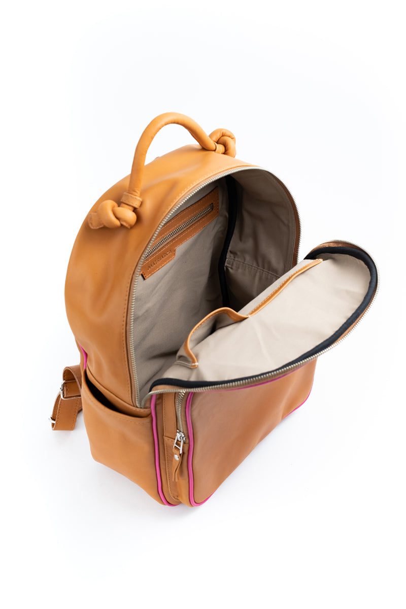 Mochila Olivia <br/> Camel con vivo fucsia