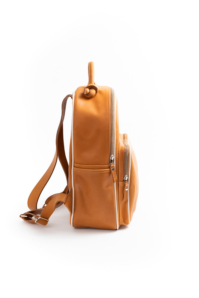 Mochila Olivia <br/> Camel con vivo Marfil