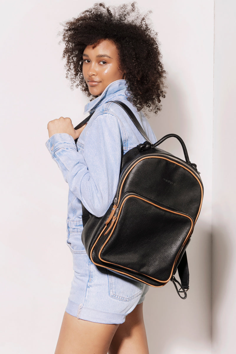 Mochila Olivia <br/> Negra con vivo Camel