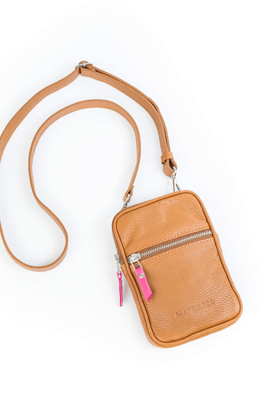 Porta celular Mae <br/> camel con fucsia