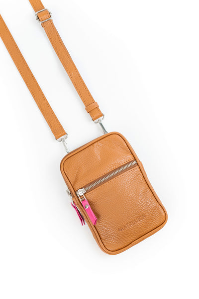 Porta celular Mae <br/> camel con fucsia