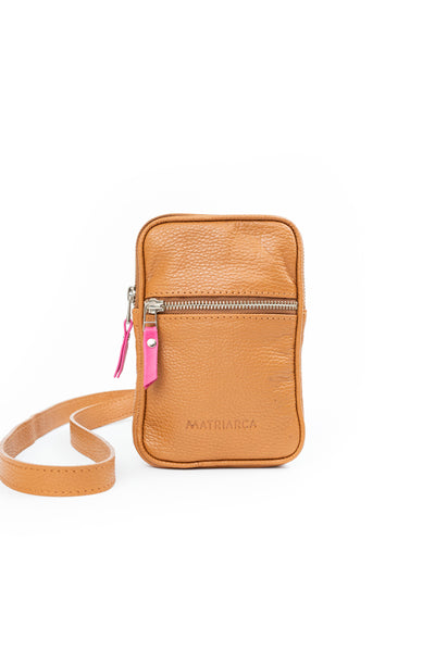 Porta celular Mae <br/> camel con fucsia