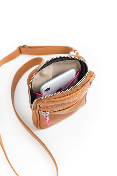 Porta celular Mae <br/> camel con fucsia
