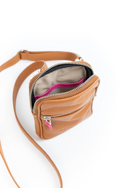 Porta celular Mae <br/> camel con fucsia