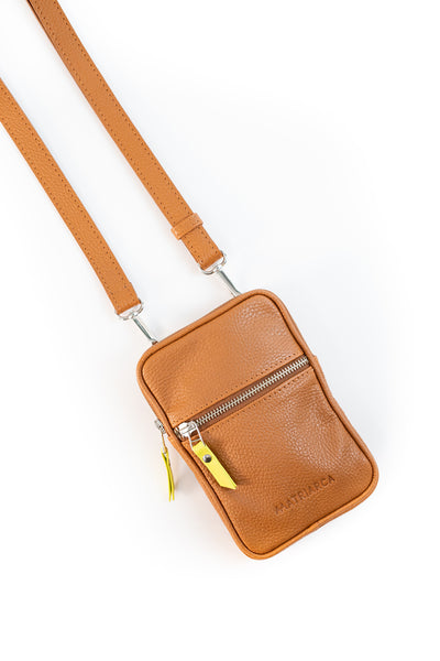 Porta celular Mae <br/> camel con lima